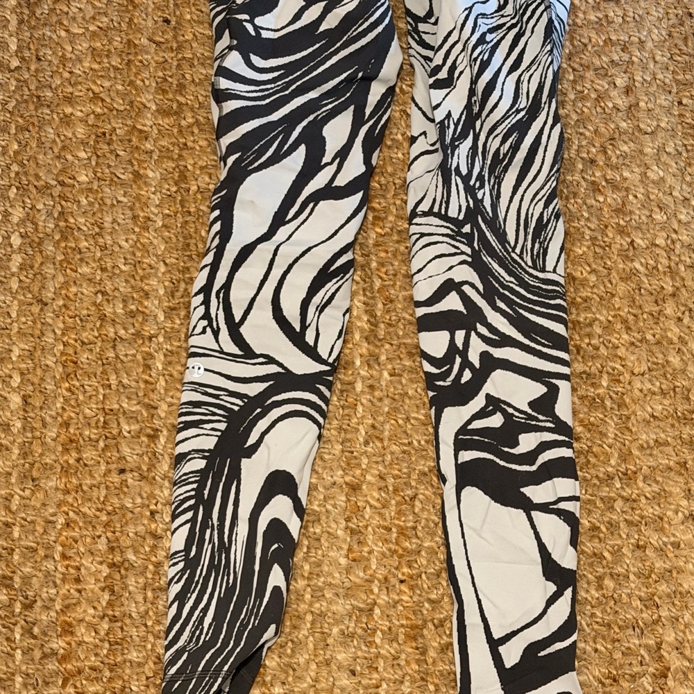 Lululemon Athletica Gray and Black Patterned Leggings
